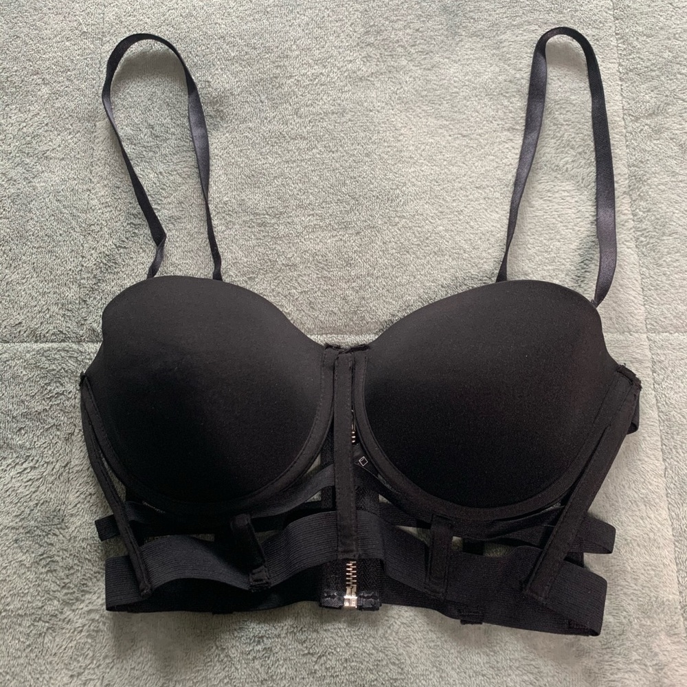 Bra with a Ribcage design